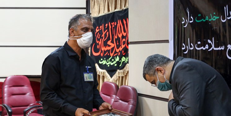 تقدیر یک هیأت از نیروهای خدماتی مدافع سلامت/ حریرچی: دست تک تک تان را میبوسم
