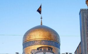مراسم آیینی "اذن عزا" در حرم امام رضا(ع) در آستانه روز زیارتی امام رضا علیه السلام پرچم سیاه بر فراز گنبد حرم مطهر ثامن الائمه به اهتزاز در آمد