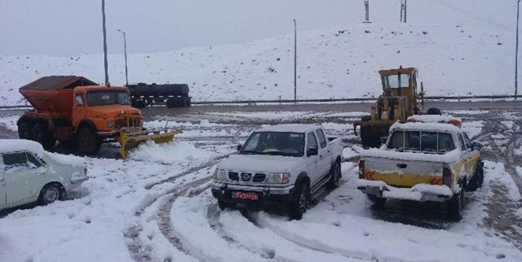 برف و باران در جاده های 10 استان/ضرورت تجهیز خودرو به زنجیرچرخ در جاده های کوهستانی
