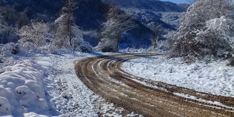 بارش برف و باران در جاده‌های 15 استان/محور‌ شمشک-دیزین مسدود است
