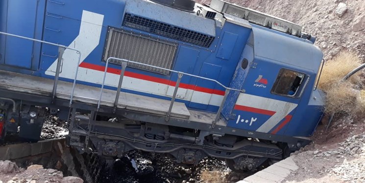 فرار قطار باری و خروج 2 لکوموتیو از خط/ لکوموتیوران بیرون پرید + عکس