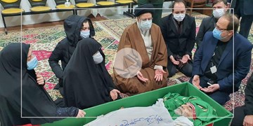 وداع آیت الله رئیسی و خانواده شهید فخری زاده با شهید