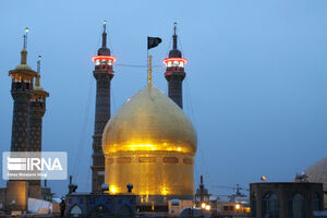 تعویض پرچم گنبد مطهر حضرت معصومه(س)