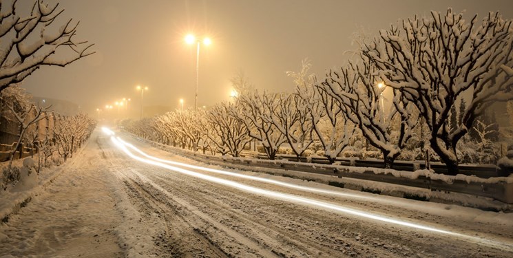 ترافیک در آزادراه کرج-قزوین/برف و باران در جاده‌های 10 استان