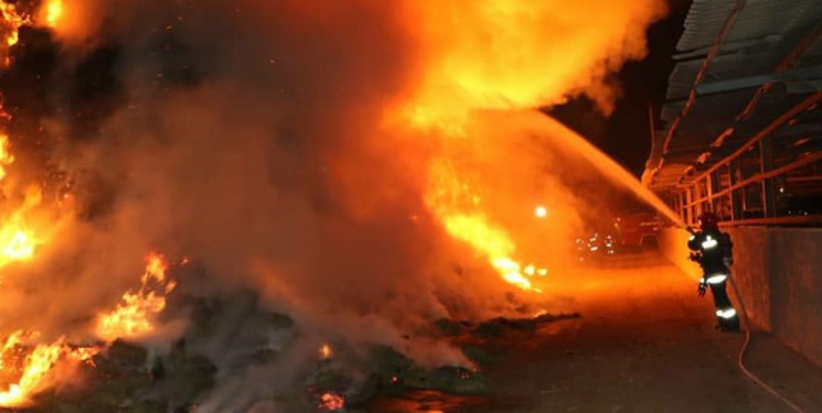 حریق انبار بزرگ مقوا در جاده مخصوص کرج