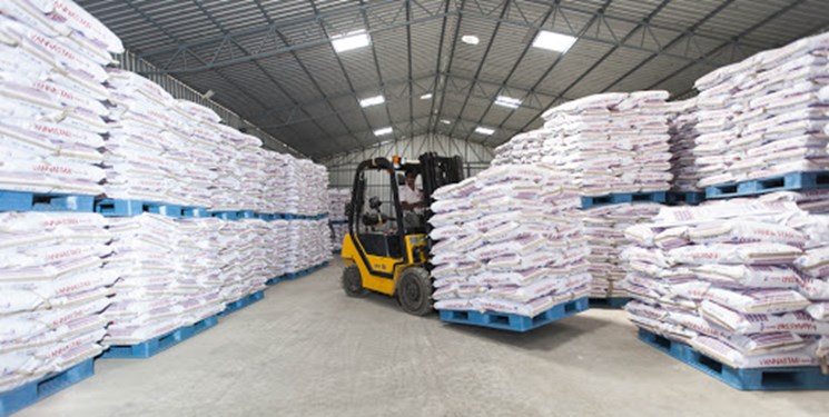 محمولههای نهاده بدون اجازه وزارت جهاد از گمرک خارج شده و به بازار سیاه رفته است