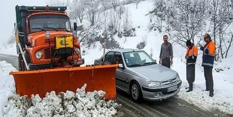 بازگشایی محور «هراز»/همراه داشتن زنجیر چرخ در محورهای کوهستانی الزامی است
