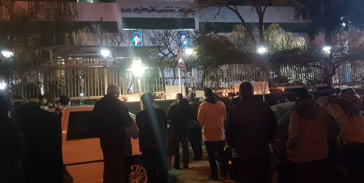 حضور مردم و دانشجویان مقابل بیمارستان برای وداع با آیت‌‎الله مصباح‌یزدی