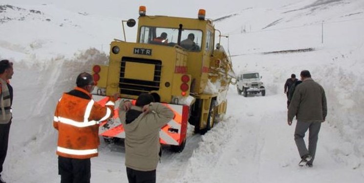 رهاسازی ۲۵۰۰ خودرو گرفتار در برف/ انسداد ۳۸۰ محور روستایی