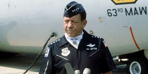 فرمانده آمریکایی ارتش پهلوی: لوله تفنگ‌هایتان را پایین بیاورید تا همه بدانند شوخی ندارید!