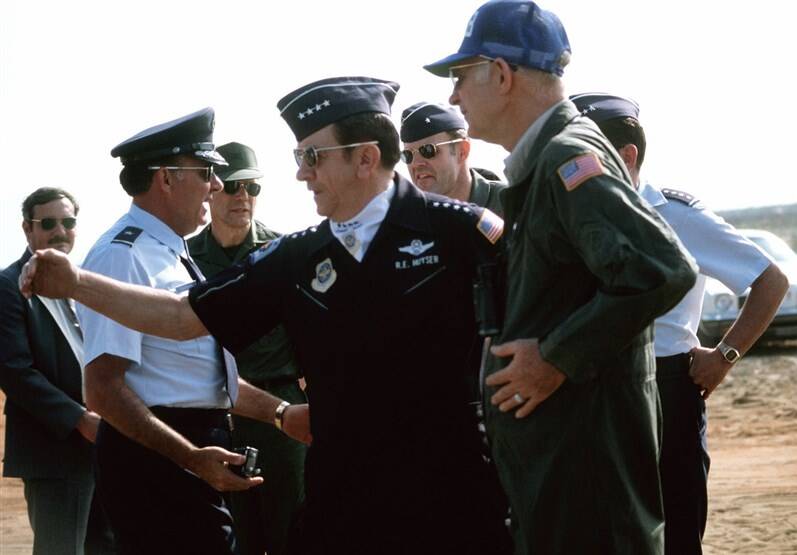 لوله تفنگهایتان را پایین بیاورید تا همه بدانند شوخی ندارید!