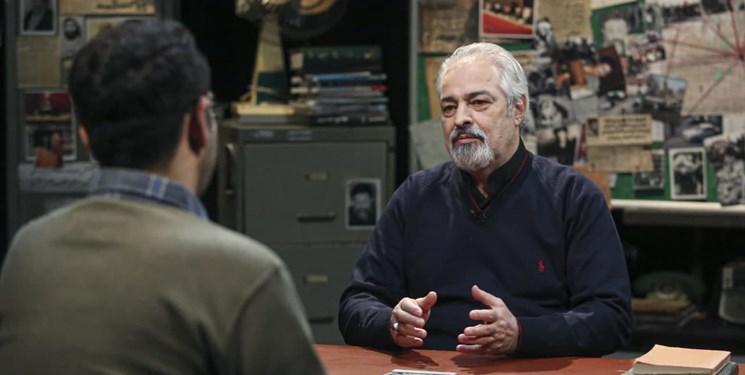 مخالفت شهید مطهری با پیشنهاد محافظت «مجاهدین خلق» از امام /امام اصرار داشت که تنها از هواپیما پیاده شود