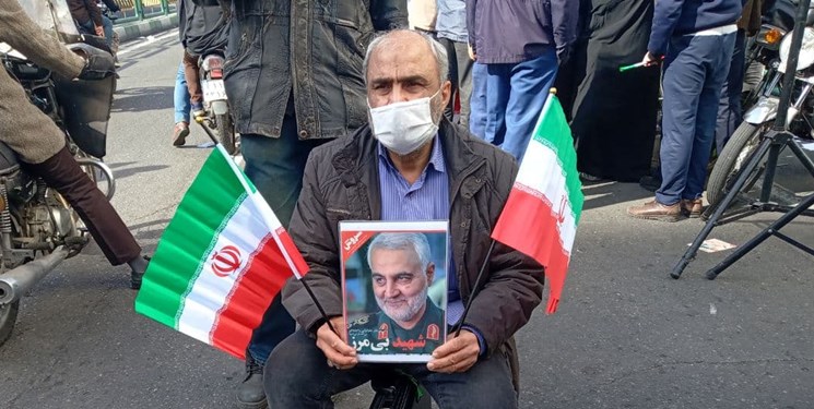 تمثال شهید سلیمانی بر دستان راهپیمایان تهرانی