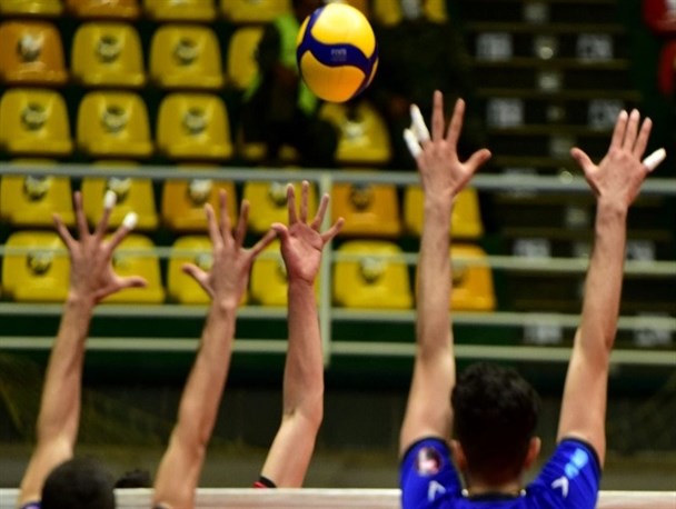 لیگ برتر والیبال| بازی آذرباتری و لبنیات هراز نیمه تمام ماند/ سپاهان صدرنشین ماند