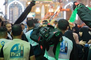 نصب پرچم‌های عزا در حرم امام حسین‌(ع)